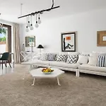 Casa Elviria Con Gran Piscina Comunitaria, Wi-fi Y Aire Acondicionado A 1 Kilometro De La Playa