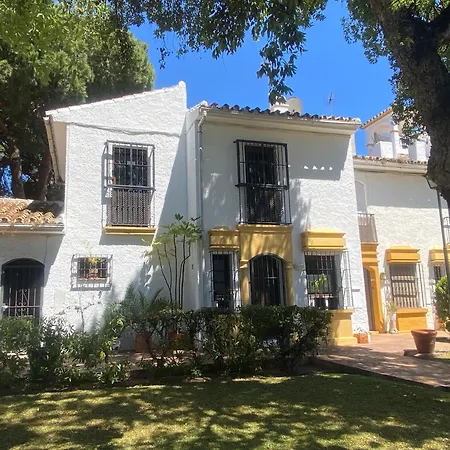 Con Patio Privado Con Barbacoa Y Piscina Cerca De La Playa Holiday home Marbella