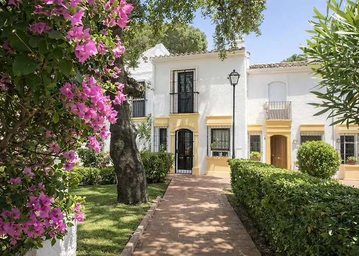 Casa Elviria Con Gran Piscina Comunitaria, Wi-fi Y Aire Acondicionado A 1 Kilometro De La Playa *