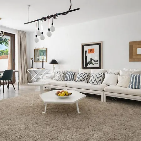 Casa Elviria Con Gran Piscina Comunitaria, Wi-fi Y Aire Acondicionado A 1 Kilometro De La Playa